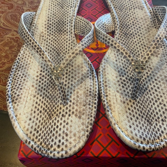 Tory Burch classic flip flop in lavender Roccia, BNIB,MSRP$198 Must have - Picture 4 of 5